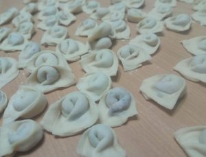 Evde En Lezzetli Kayseri Usulü Mantı Tarifi – Tane Tane, Çözülmeyen ve Yoğurtlu Soslu