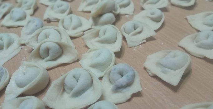 Evde En Lezzetli Kayseri Usulü Mantı Tarifi – Tane Tane, Çözülmeyen ve Yoğurtlu Soslu