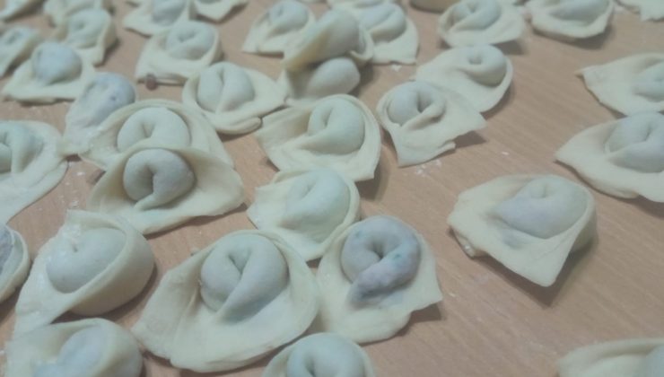 Evde En Lezzetli Kayseri Usulü Mantı Tarifi – Tane Tane, Çözülmeyen ve Yoğurtlu Soslu