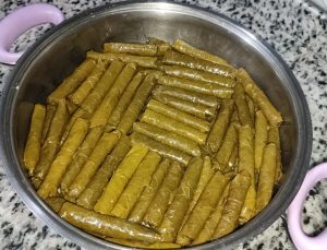 Evde En Lezzetli Zeytinyağlı Yaprak Sarma Tarifi – Lokum Gibi Pişen, Çözülmeyen Anne Usulü