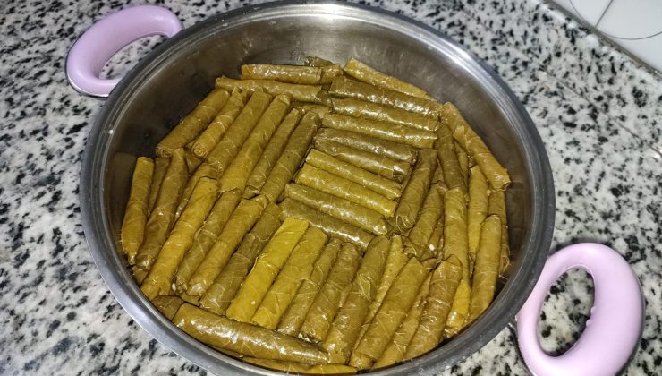 Evde En Lezzetli Zeytinyağlı Yaprak Sarma Tarifi – Lokum Gibi Pişen, Çözülmeyen Anne Usulü