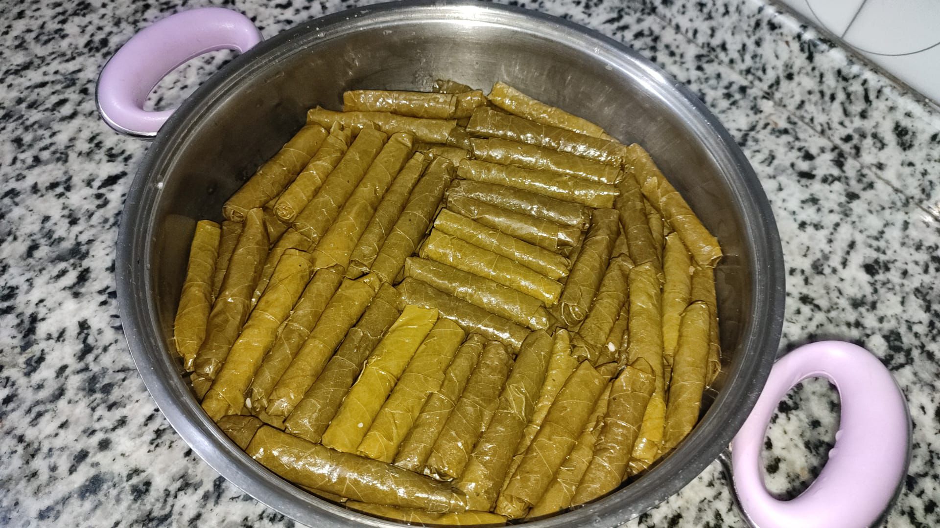 Evde En Lezzetli Zeytinyağlı Yaprak Sarma Tarifi – Lokum Gibi Pişen, Çözülmeyen Anne Usulü