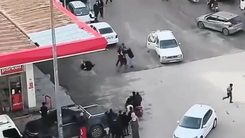 Şanlıurfa Akçakale’de Husumetli Gruplar Yeniden Karşı Karşıya: Toplam 11 Yaralı! Taş, Sopa ve Kürekler Havada Uçuştu