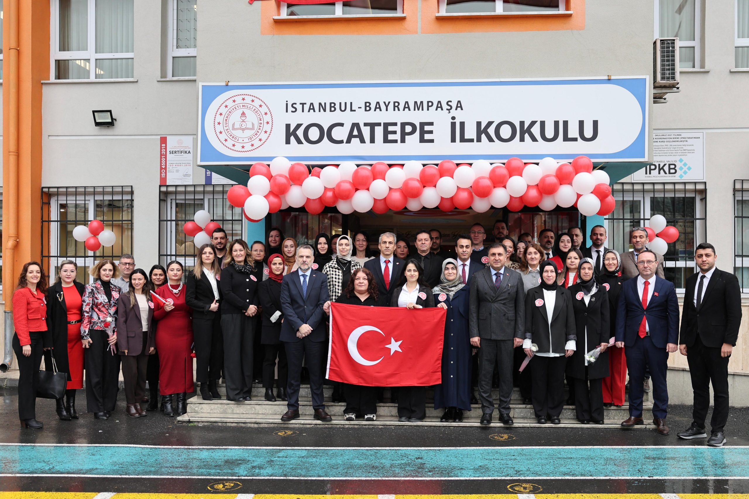 Bayrampaşa’da ikinci dönem bayrak sevgisiyle başladı