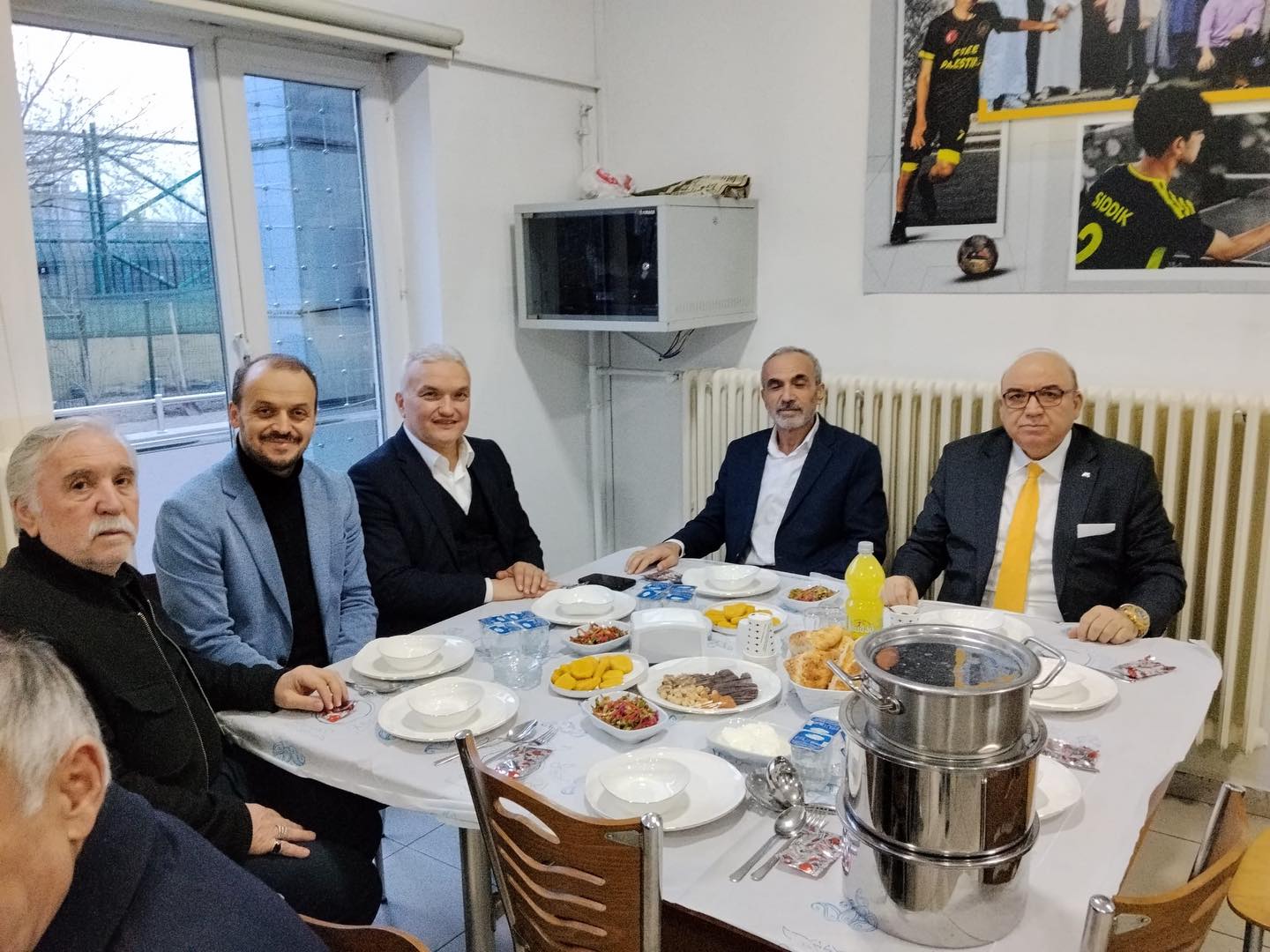 Gaziosmanpaşa İlim Yayma Cemiyeti’nden Öğrencilere Sıcacık İftar Sofrası: Siyaset ve STK’lar da Bir Arada!