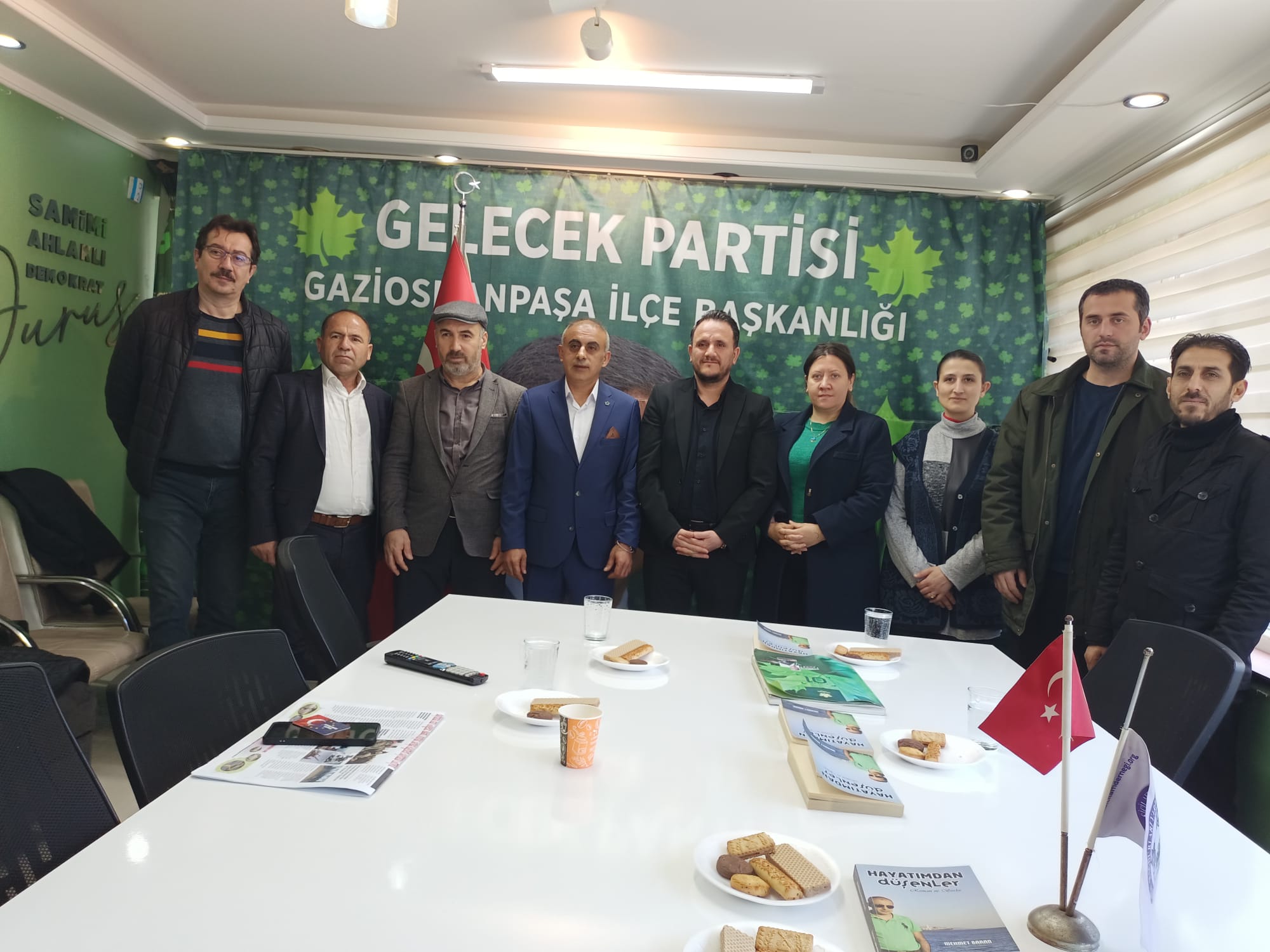 Gaziosmanpaşa’da Siyasi Nezaket Ziyareti: DEM İlçe Başkanı, Gelecek Partisi İlçe Başkanını Ziyaret Etti