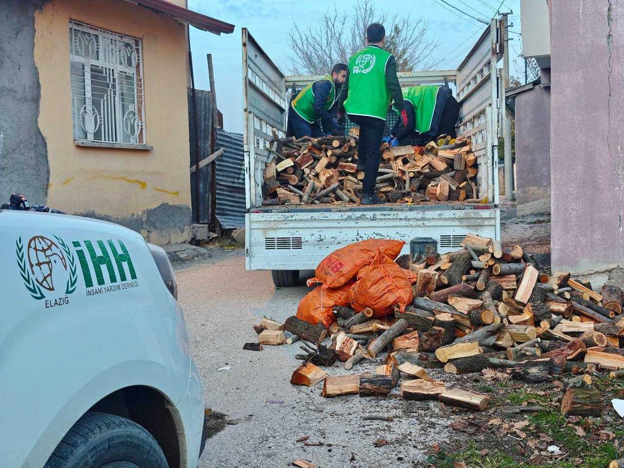 İHH Türkiye’de 4 bin çocuğa bot ve mont dağıttı