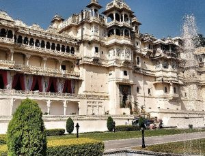 Udaipur’un Tarihi Sarayları: Rajput Mimarisinin En Güzel İncileri!