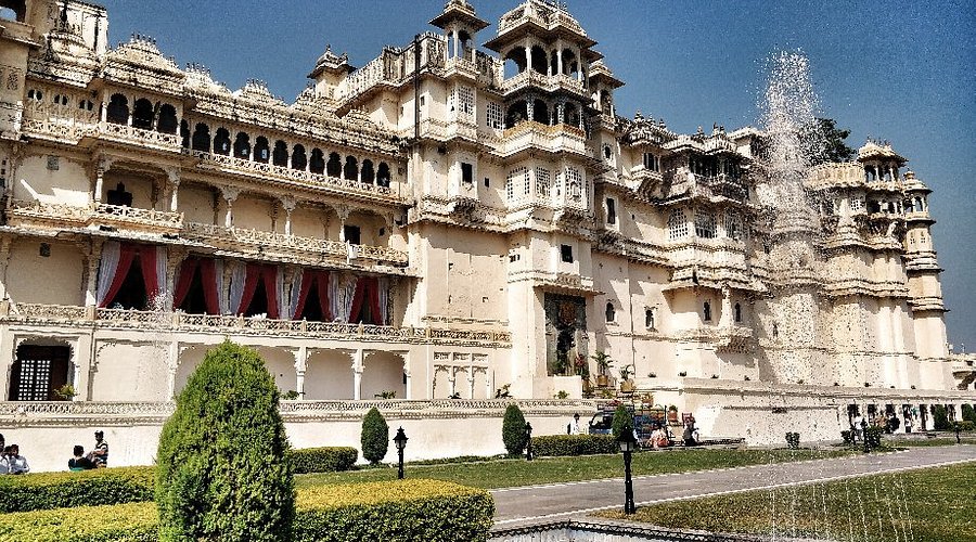 Udaipur’un Tarihi Sarayları: Rajput Mimarisinin En Güzel İncileri!
