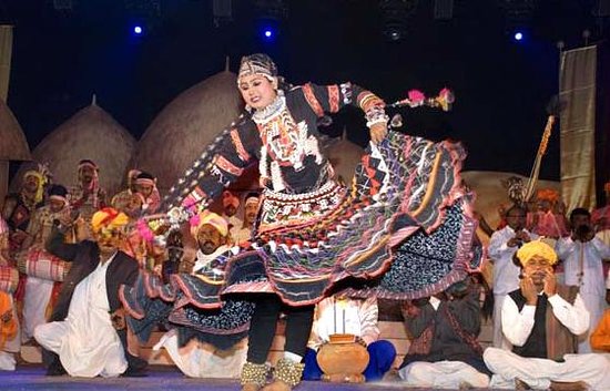 Rajasthan Geleneksel Dansları: Renk, Ritm ve Hikâye Dolu Folklor Şöleni!