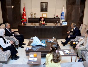 Başkan Özmen makam koltuğunu minik öğrencilere devretti