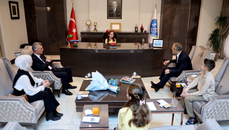 Başkan Özmen makam koltuğunu minik öğrencilere devretti