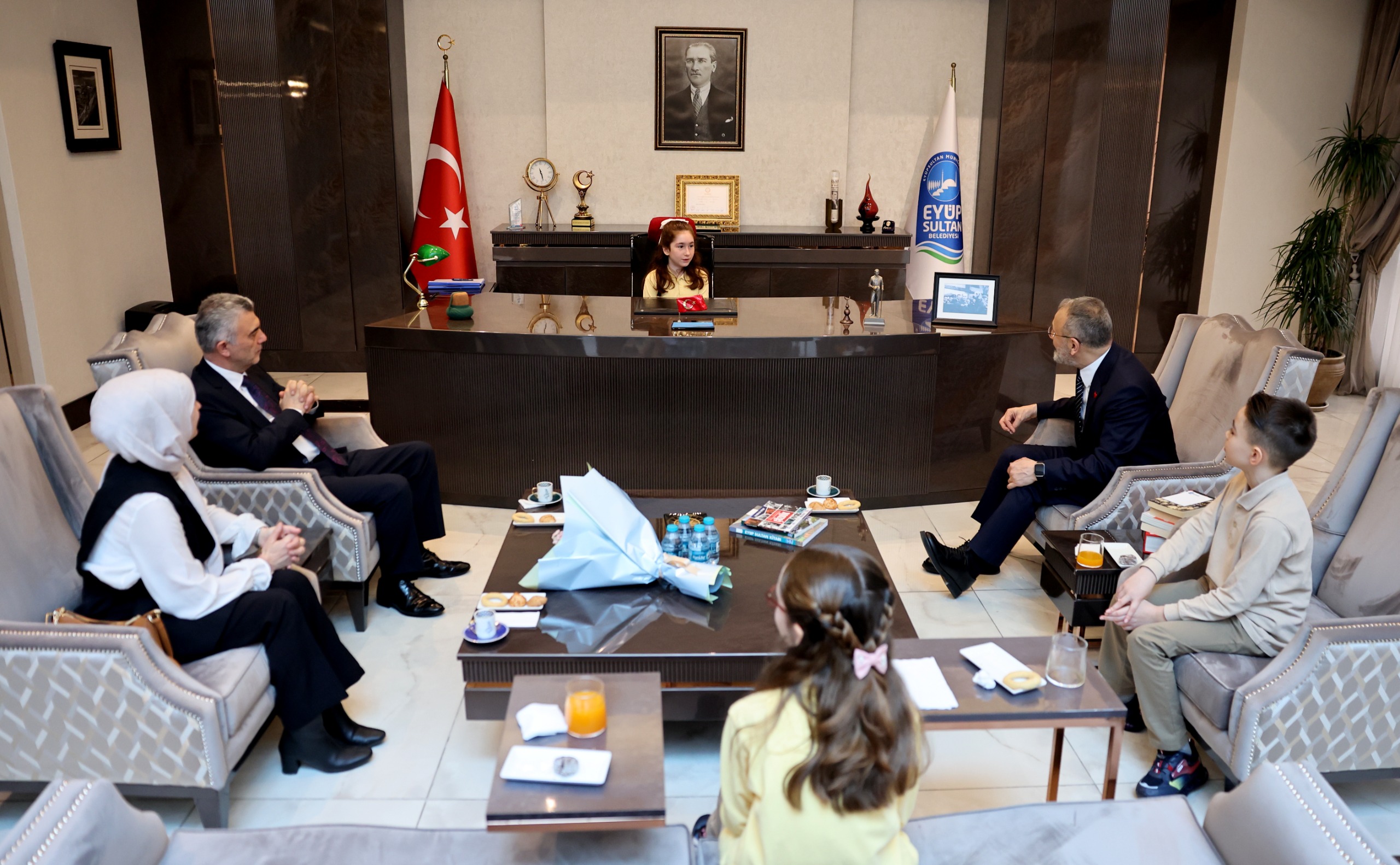 Başkan Özmen makam koltuğunu minik öğrencilere devretti