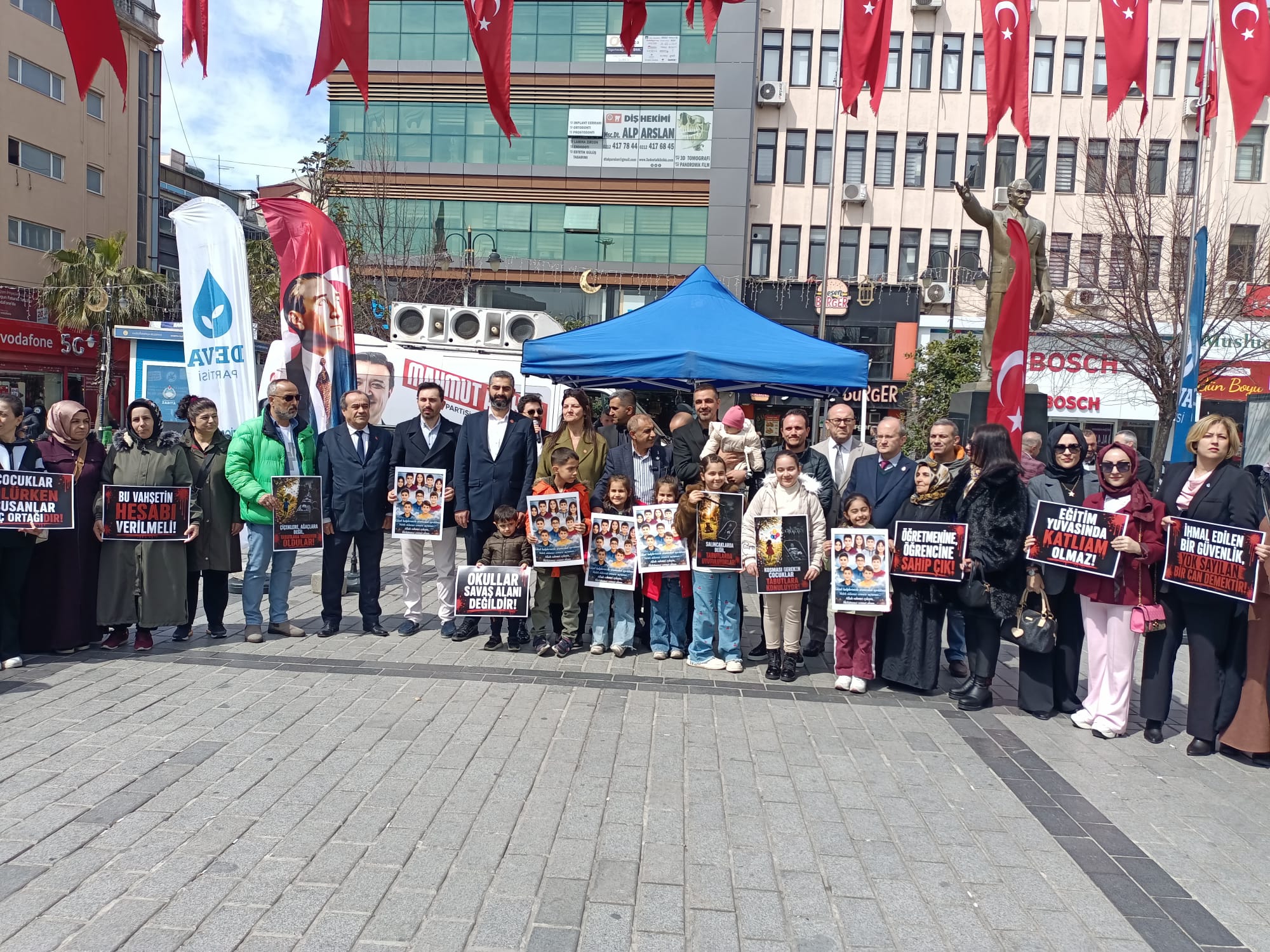 Gaziosmanpaşa’da 5 Siyasi Parti Ortak Acı: Okul Saldırılarını Birlikte Kınadılar.