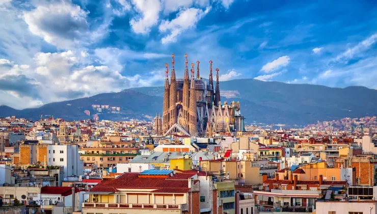 İspanya’dan Dev Göçmen Adımı: 500 Bin Düzensiz Göçmene Oturma ve Çalışma İzni Süreci Başladı!