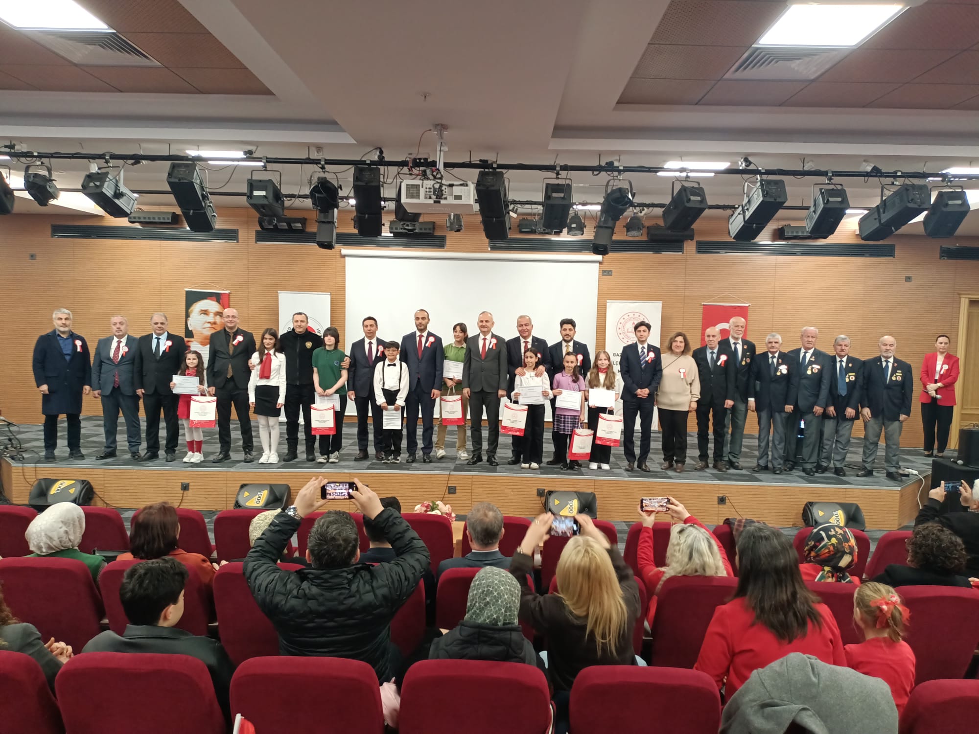 GAZİOSMANPAŞA’DA 23 NİSAN COŞKUSU: CUMHURİYET MEYDANI’NDAN DÜNYAYA BARIŞ MESAJI
