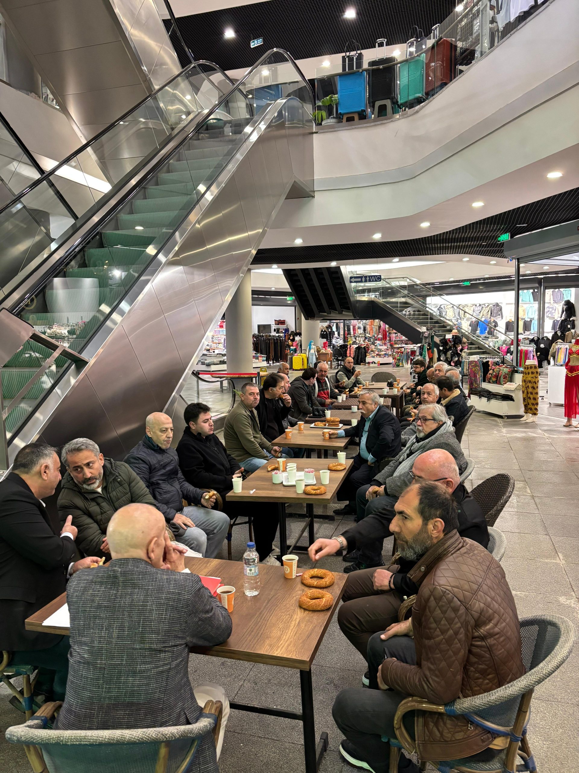 Antalya Doğu Garajı Esnafı İsyan Etti: “300 Dükkan Boş, Belediye Vaadini Tutmadı, Esnafı Bıktırıp Hibe Ettiriyorlar!”