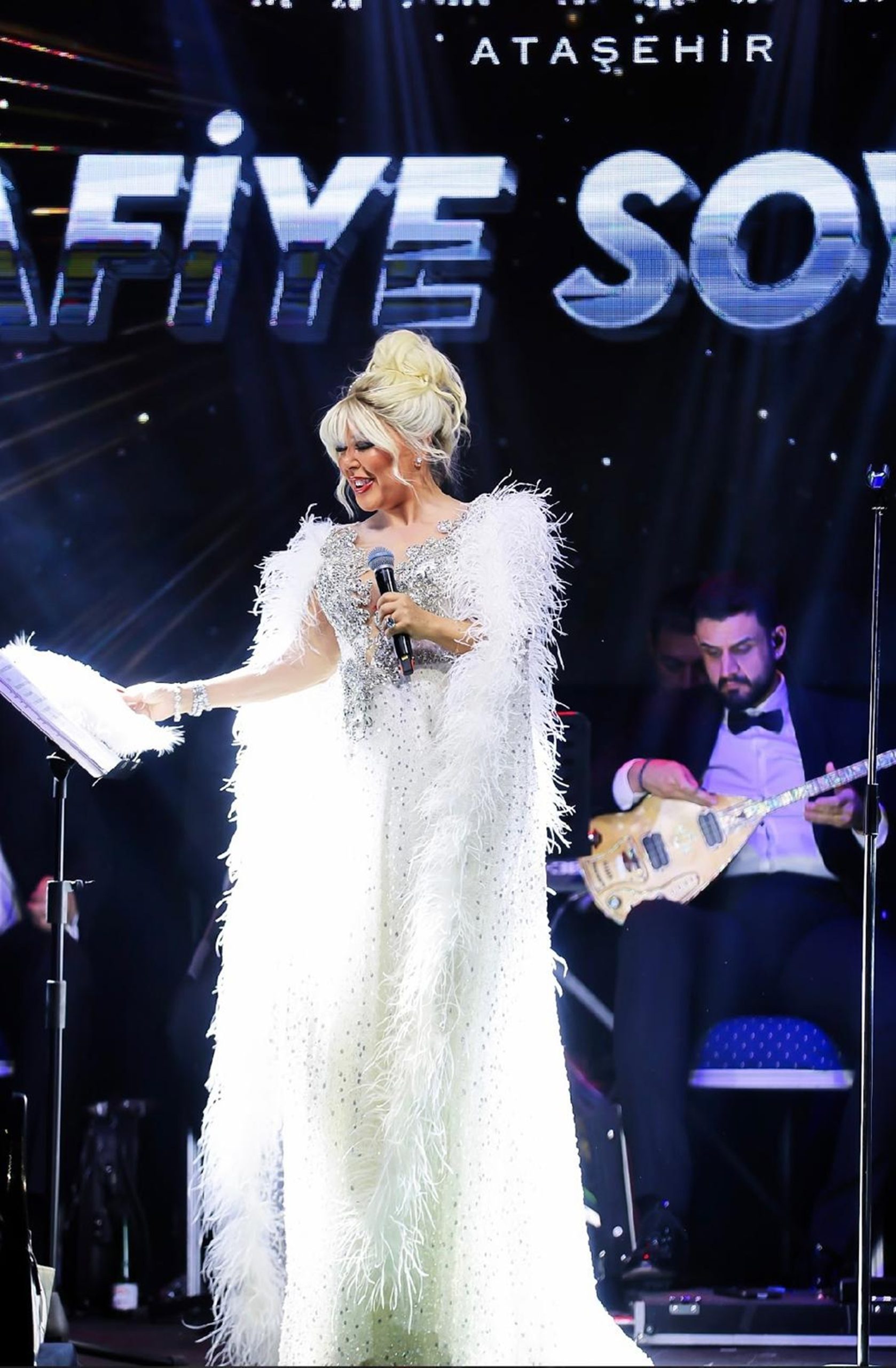 SAFİYE SOYMAN’A MASALSI KOSTÜM