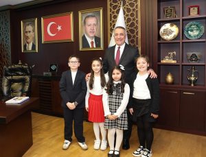 Sultangazi Belediye Başkanı Abdurrahman Dursun, 23 Nisan Ulusal Egemenlik ve Çocuk Bayramı dolayısıyla bir mesaj yayınladı: