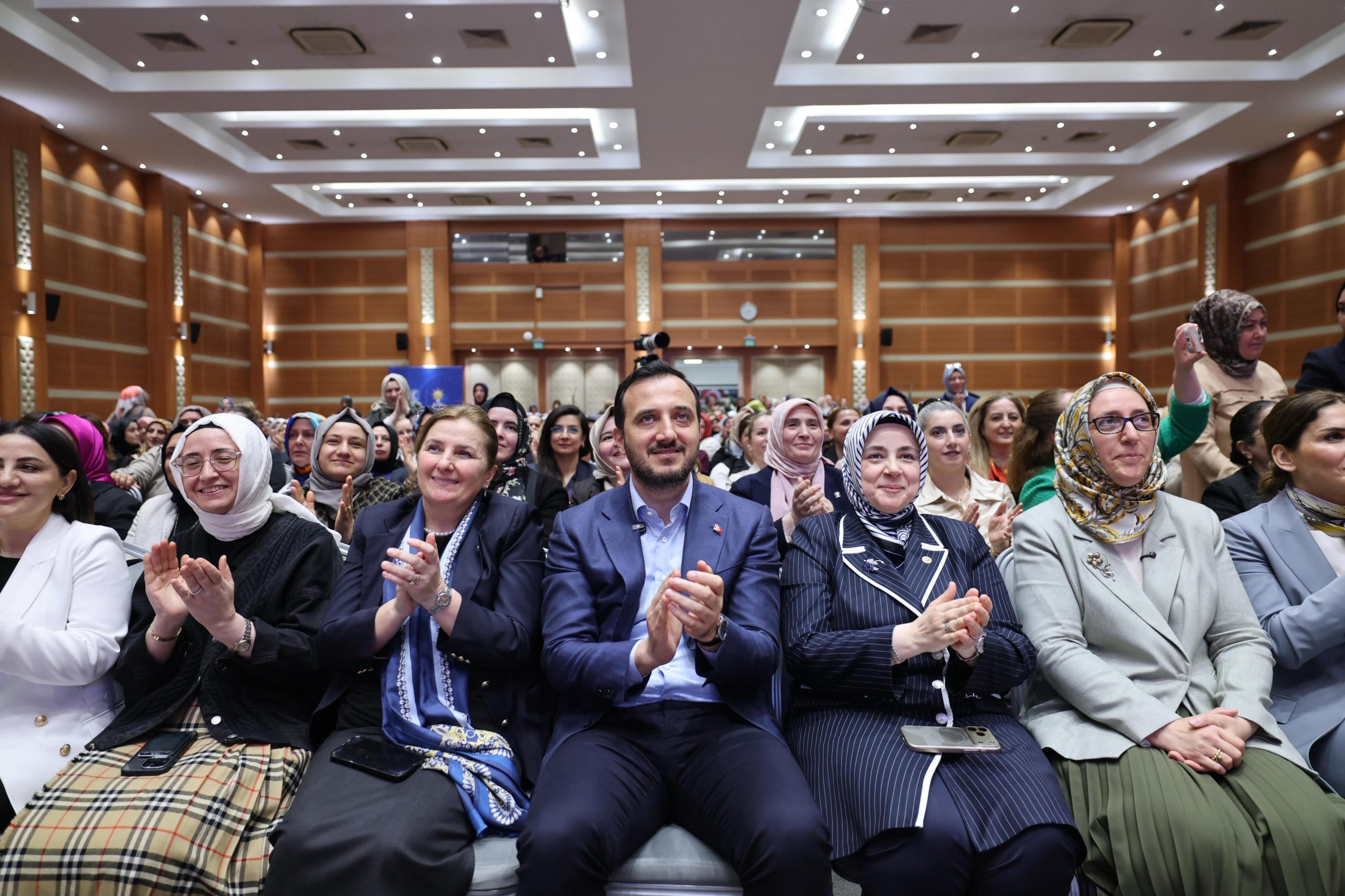 Cumhurbaşkanı Erdoğan, AK Parti İstanbul İl Kadın Kolları Danışma Meclisi’ne telefonla bağlandı