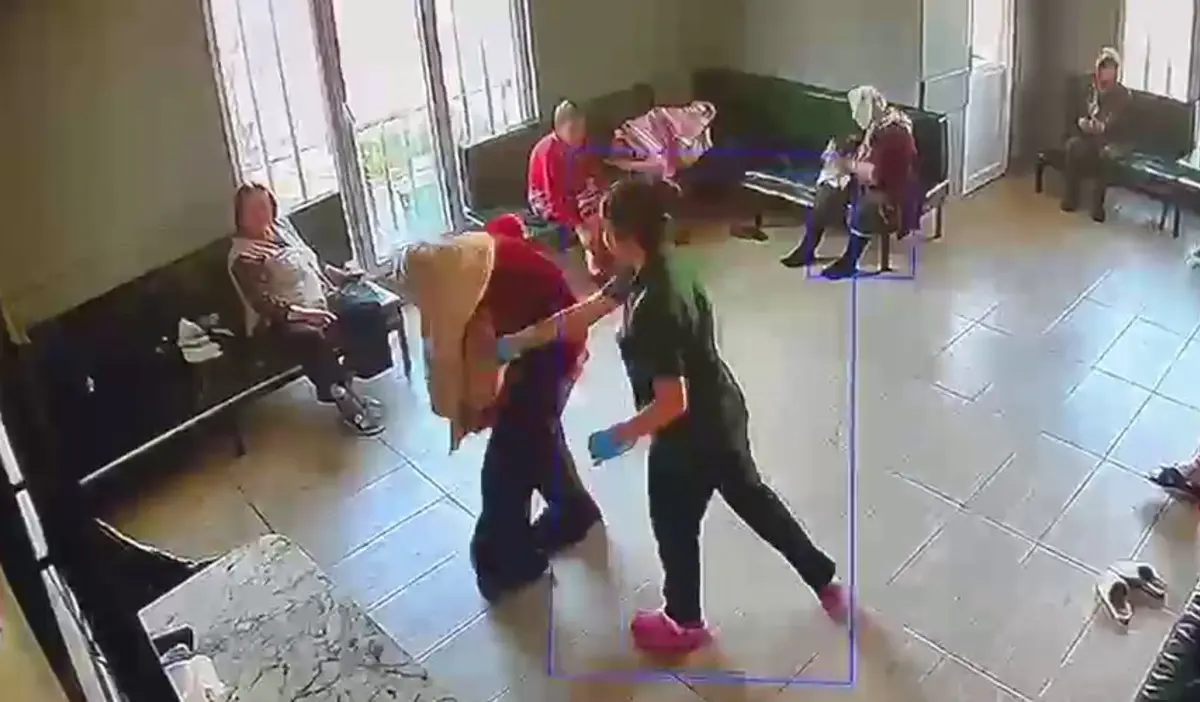 Beylikdüzü’ndeki Yaşlı Bakım Merkezi Skandalı: Yaşlılara Şiddet, Yere Atma ve Yüzüne Tükürme Görüntüleri İnfial Yarattı!