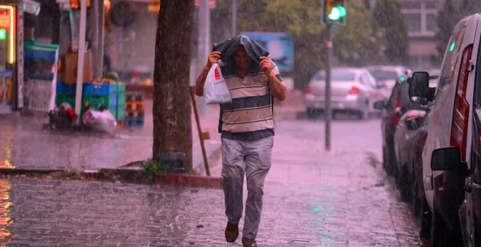 Hafta Sonu Planı Yapanlar Dikkat! Meteoroloji Saat Verdi: İstanbul, İzmir ve Ankara’ya Şiddetli Fırtına Geliyor