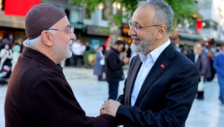 Eyüp Sultan Camii bayram namazında doldu taştı