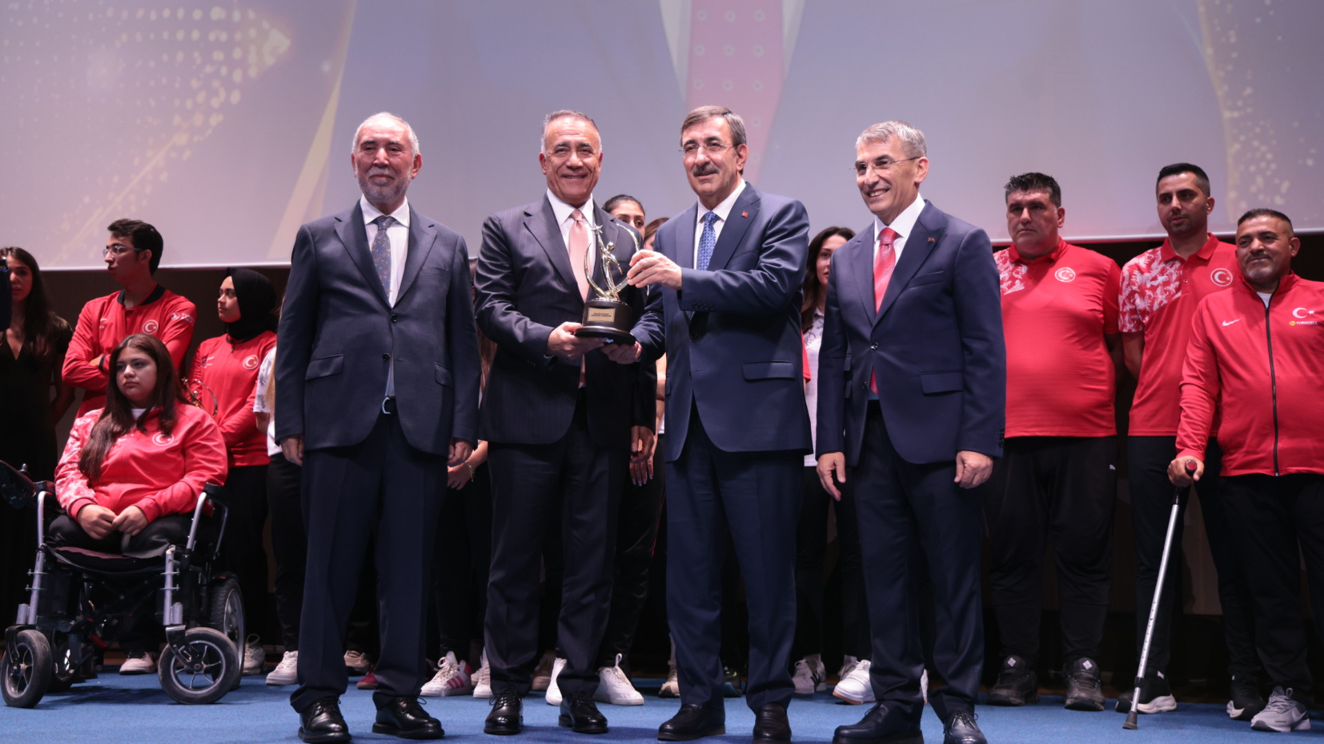 Başkan Dursun’a Spora Destek Ödülü!