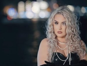 PINAR KÖMÜRCÜOĞLU’NDAN “BEN BİLMESEM” DİLLERDE