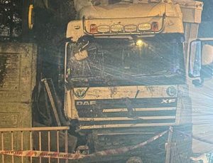 Arnavutköy’de TIR Otobüs Durağına Daldı: Kazada Yaralanma Olmadı