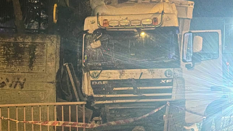 Arnavutköy’de TIR Otobüs Durağına Daldı: Kazada Yaralanma Olmadı