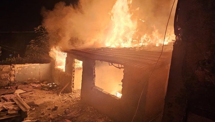 Gaziosmanpaşa’da Metruk Binada Yangın Çıktı