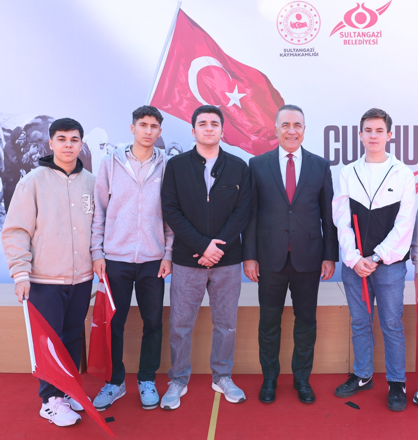 Sultangazi Belediye Başkanı Abdurrahman Dursun, 29 Ekim Cumhuriyet Bayramı dolayısıyla bir mesaj yayınladı.